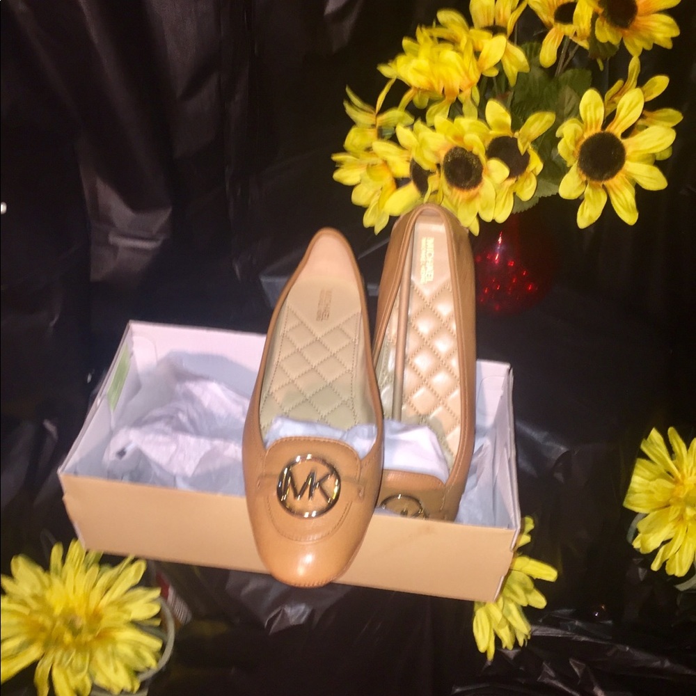 New Michael Kors Mocha Color / Tan color flat
